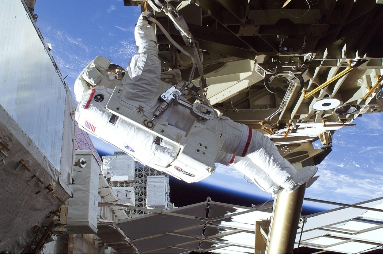 astronaut 775 1280